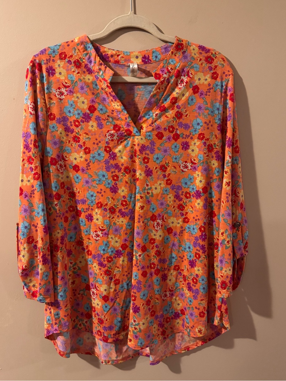 Dear Scarlett Lizzy Orange Floral V-Neck Women's Top - size large